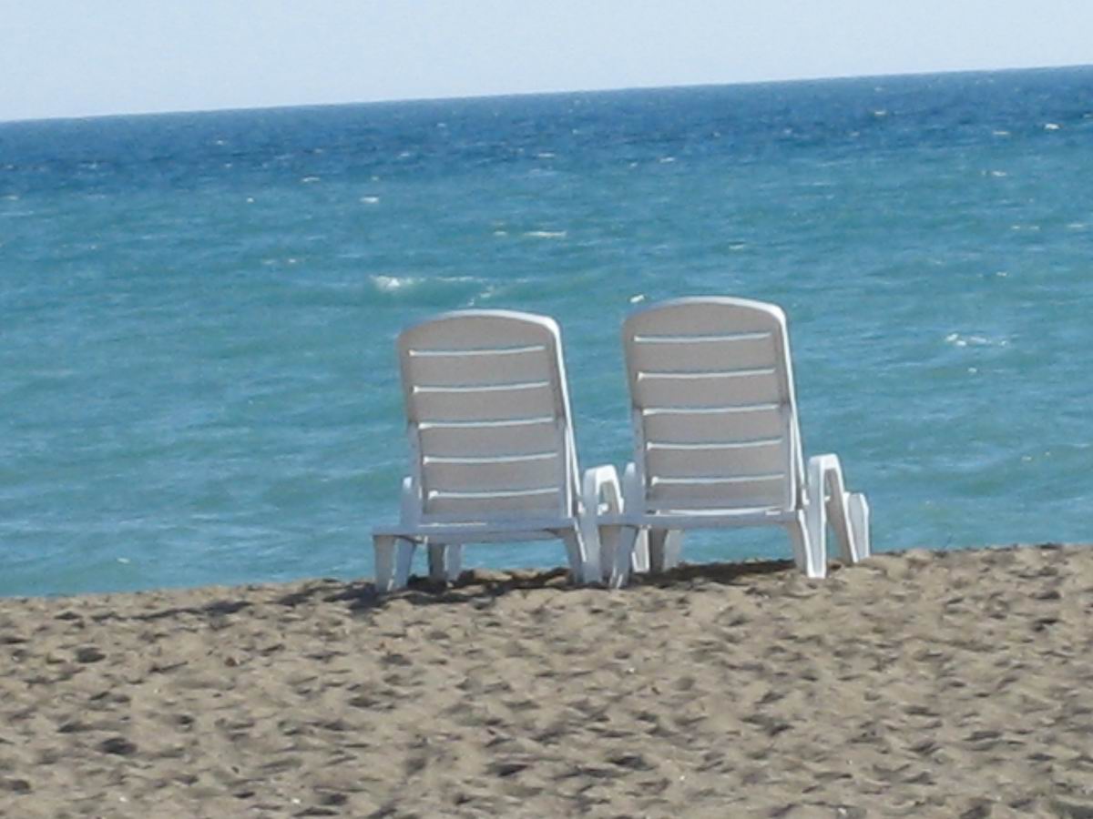 Sonnenstühle am Strand